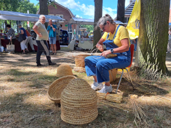 Korfvlechter Mirjam op de markt van Melk en Honing 2026